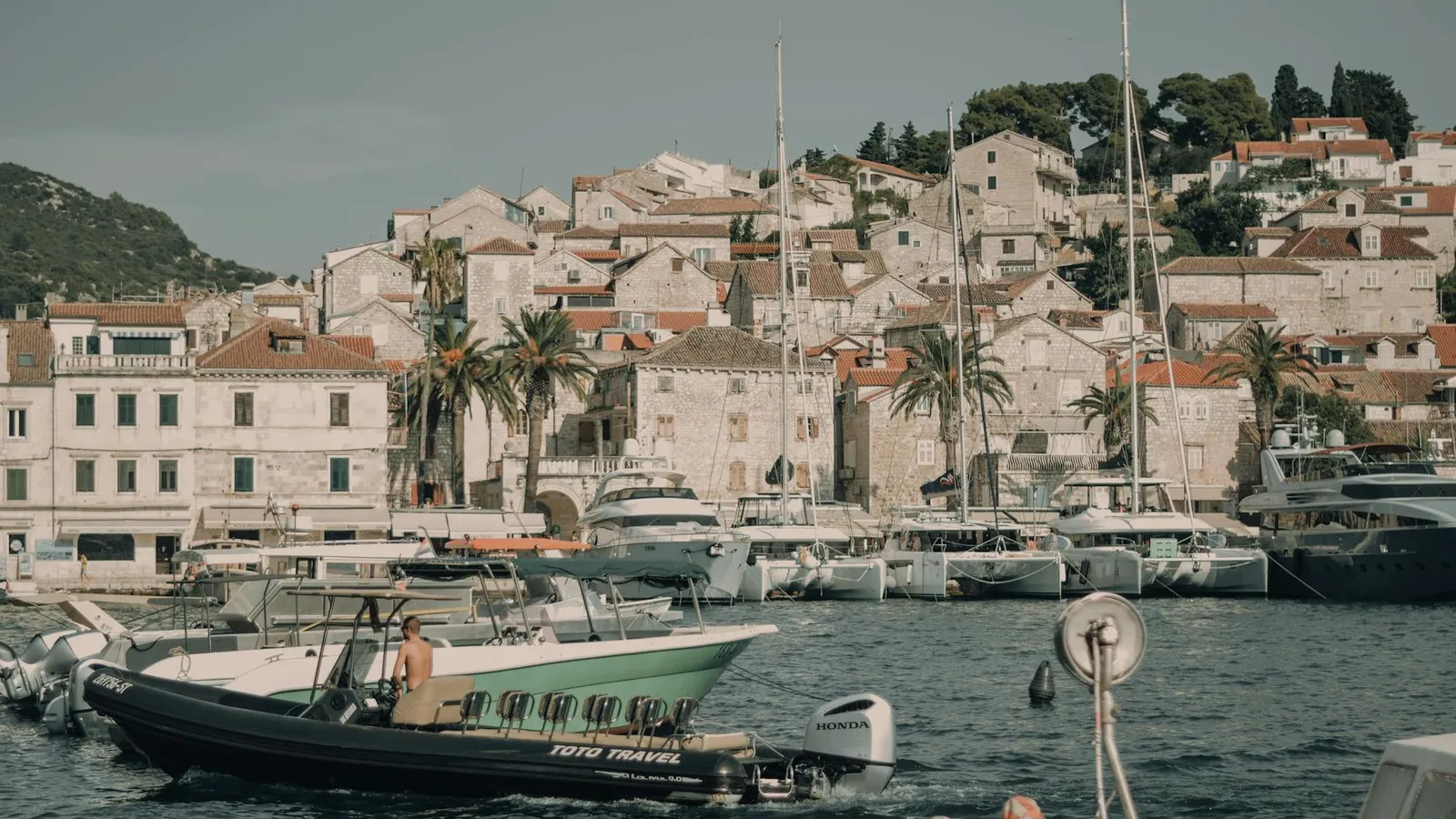 Île croate vue depuis la mer
