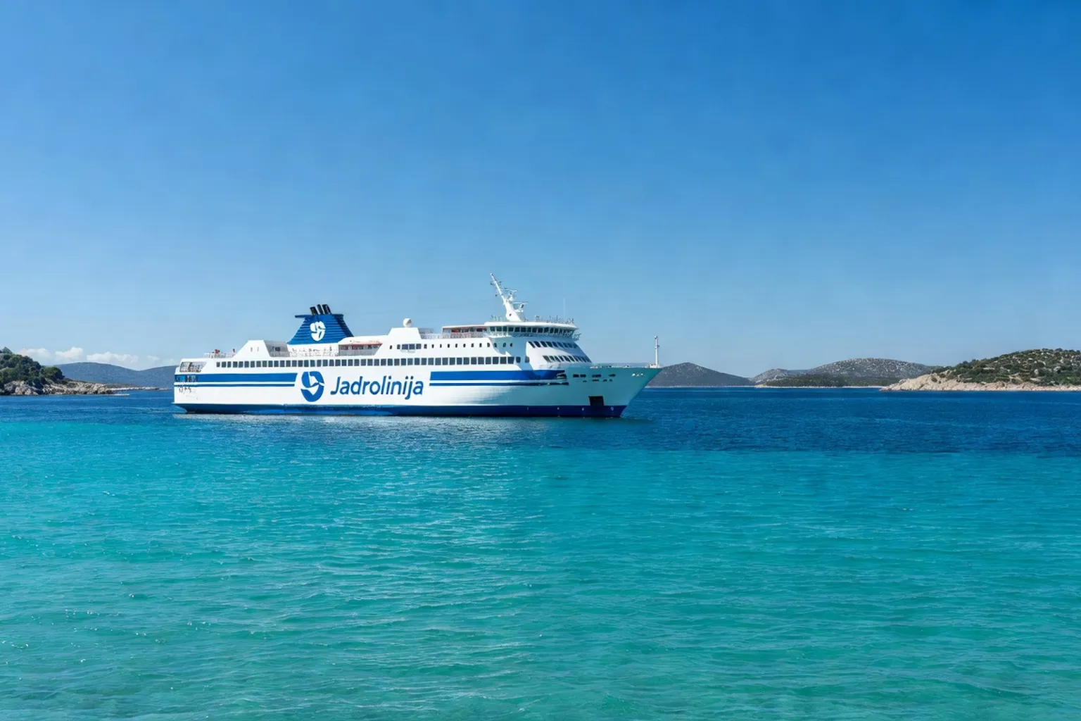 Ferry Jadrolinija navigant sur la mer Adriatique avec îles croates en arrière-plan