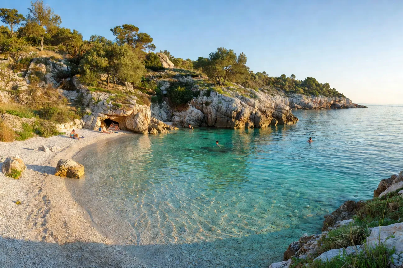 Crique secrète sur l'île de Vis en Croatie, eaux cristallines