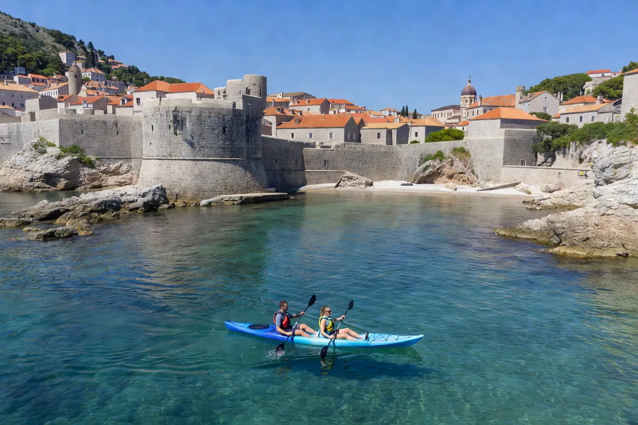 Kayak devant les remparts de Dubrovnik en été, mer Adriatique