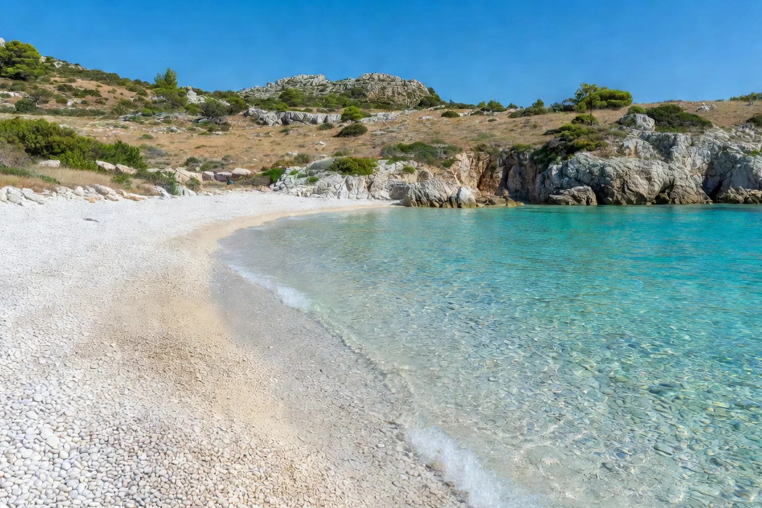 Plage de galets immaculée sur l'île de Brač avec eau turquoise et paysage sauvage